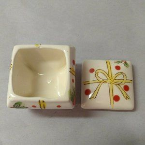 Enesco Trinket Box Small Lidded Porcelain Christmas Gift White Red